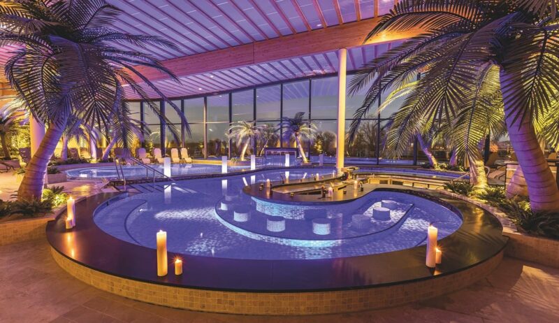 Het zwembad van de Havel-Therme in Werde in het donker