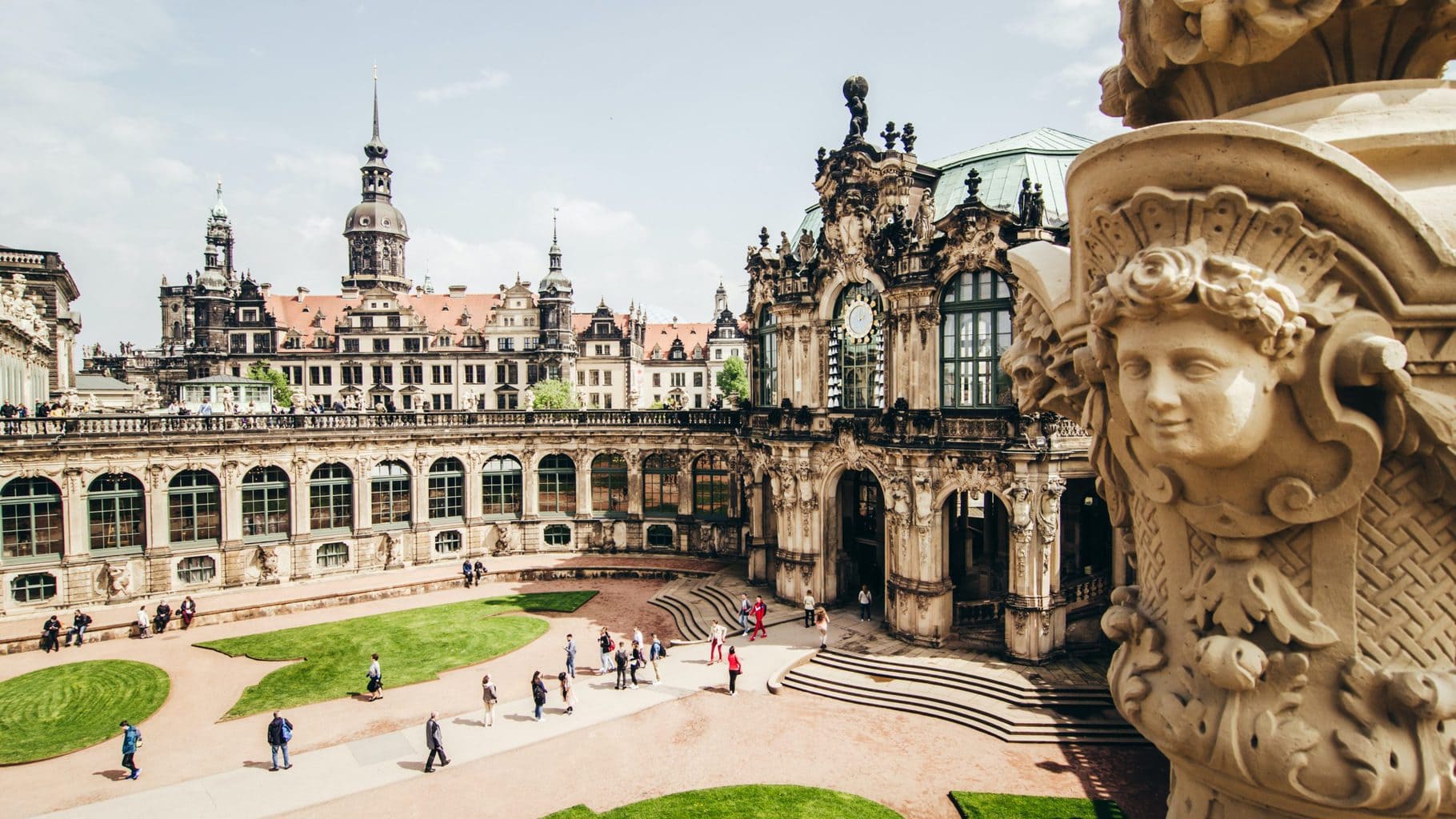 De Semperoper in Dresden met klassizistische omgeving