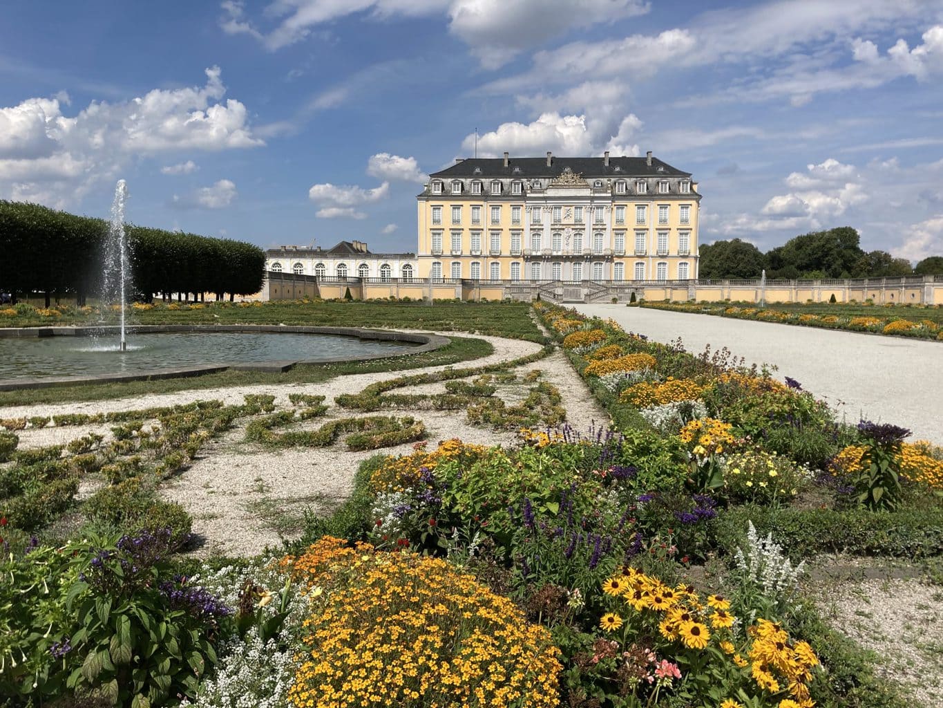 De kasteeltuin van Schloss Brühl met een fontein