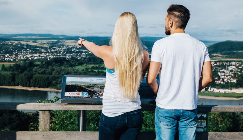 Verliefd stel geniet van het uitzicht op Linz en de Rijn