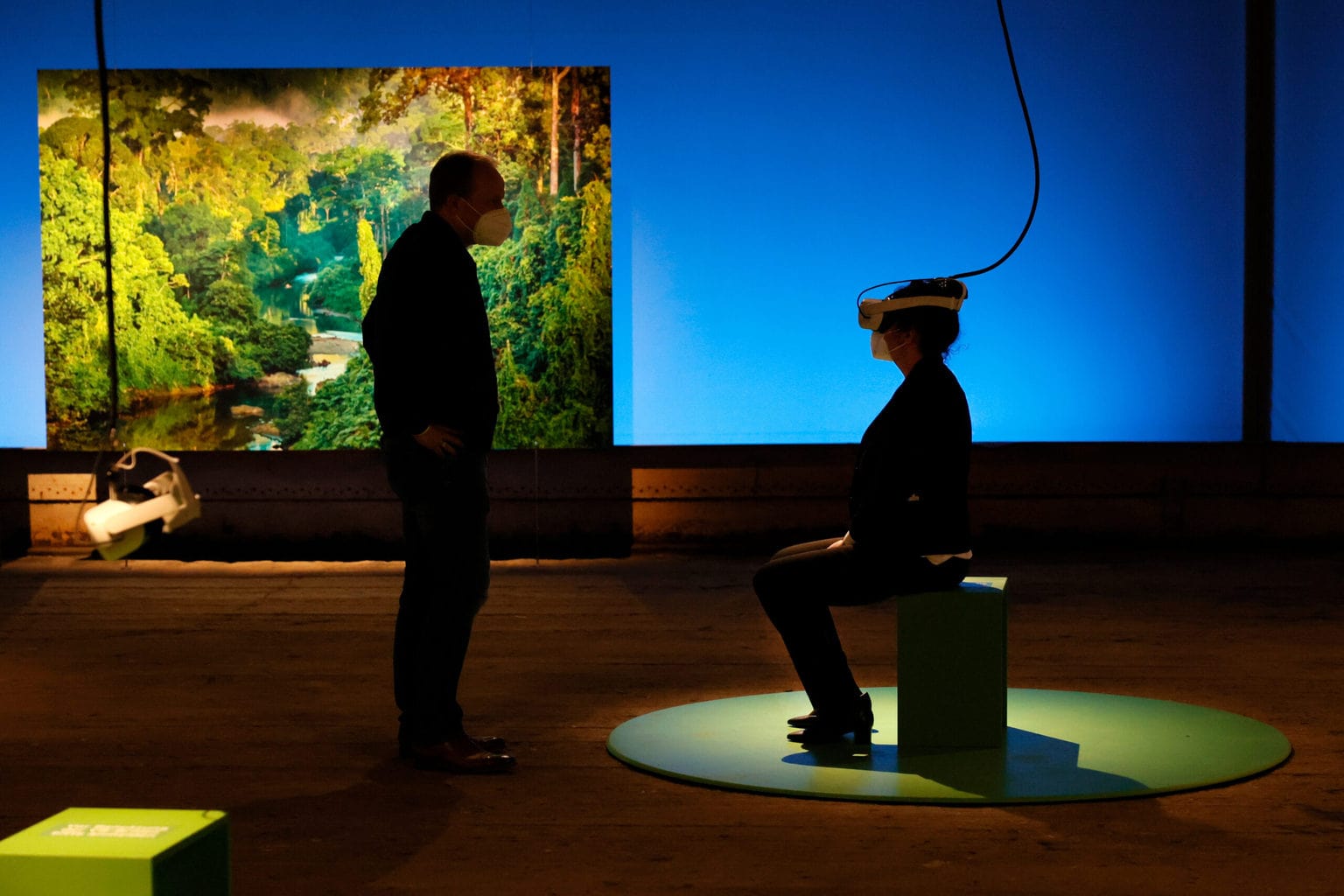 Bezoekers kijken naar virtuele werelden tijdens tentoonstelling het kwetsbare paradijs in Gasometer Oberhausen