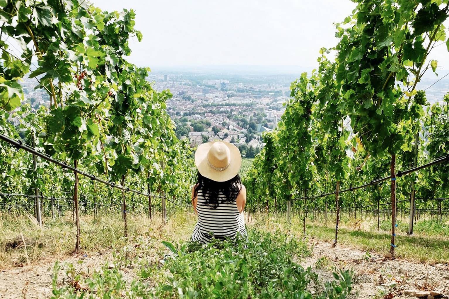 Een vrouw geniet van de uitzicht vanuit een wijnberg bij de Duitse stad Heilbronn