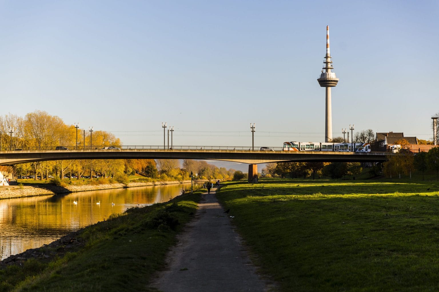 Urban Hiking op een wandelpad aan de oevers van de Neckar in de Duitse stad Mannheim