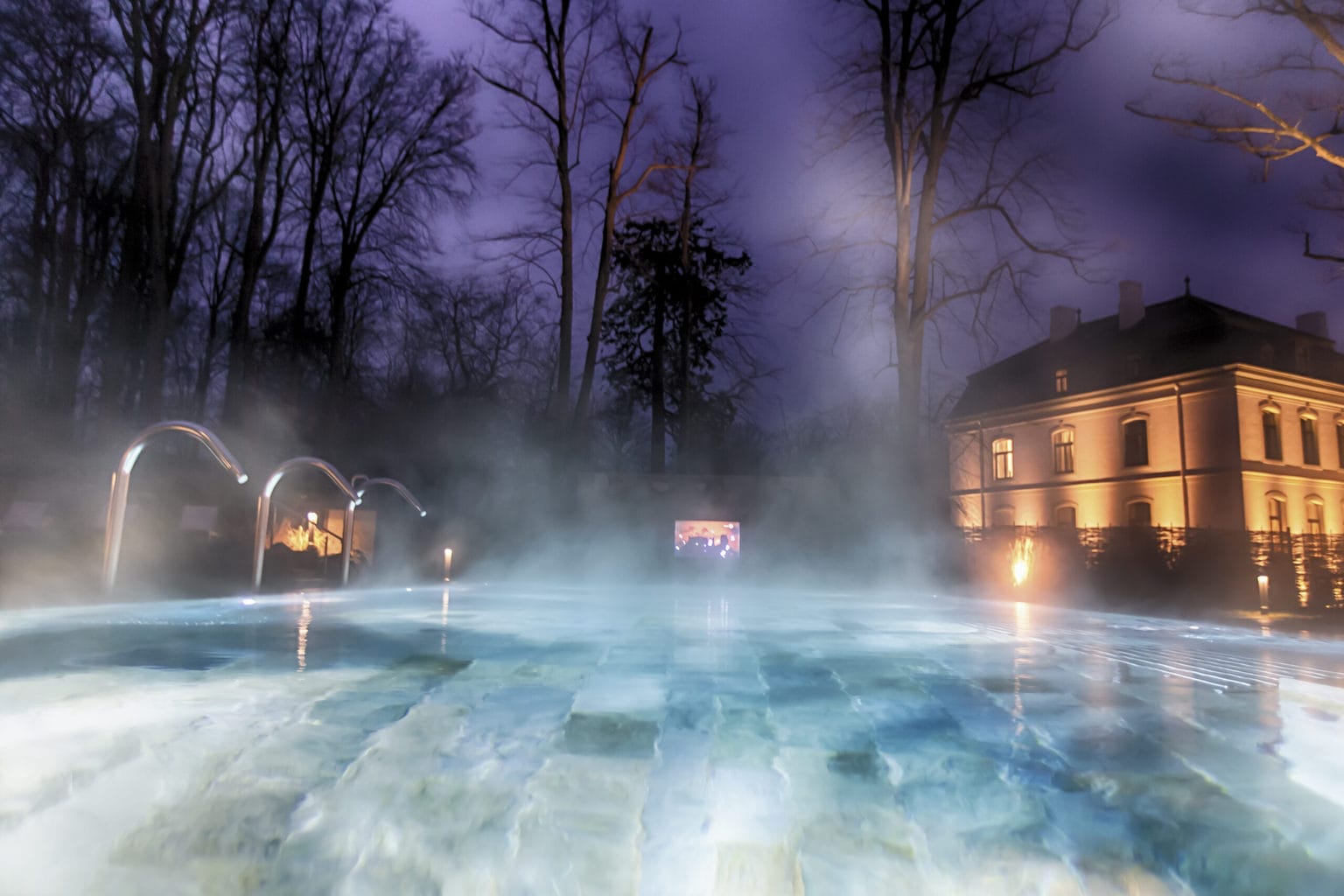 Dampend zwembad buiten Weissenhaus Hotel in Duitsland