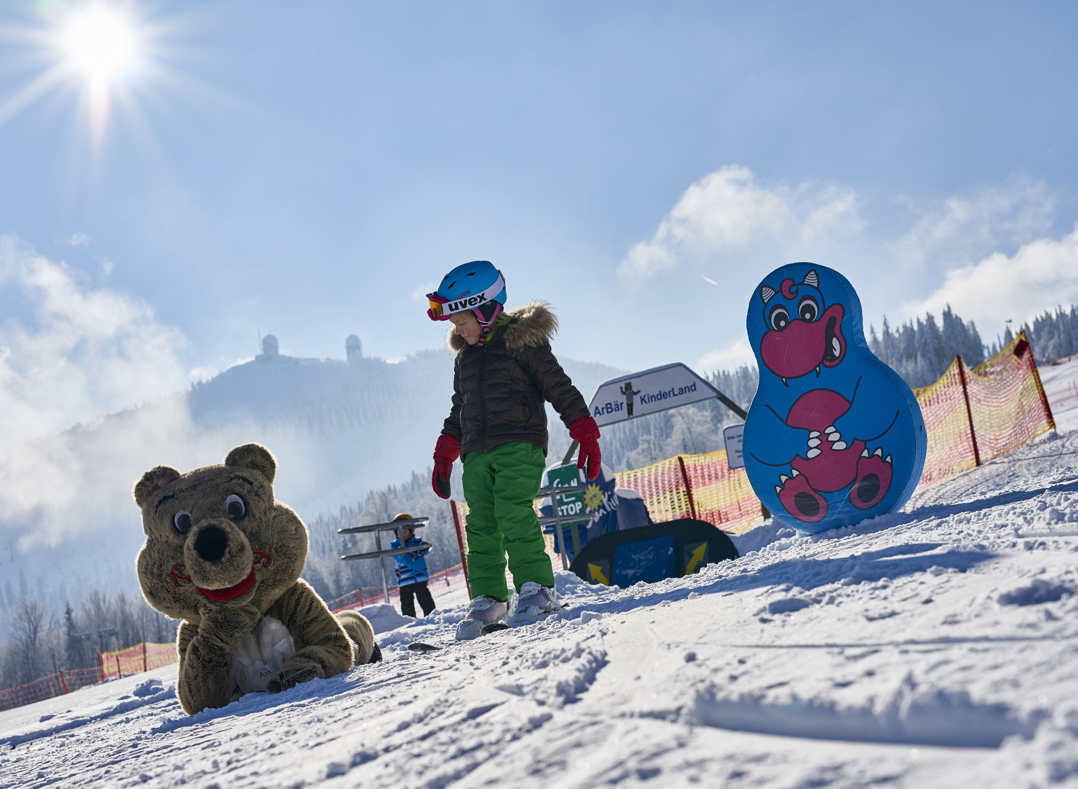 Kinderen spelen ook in het sneeuw in pretpark winterland in het Beierse woud