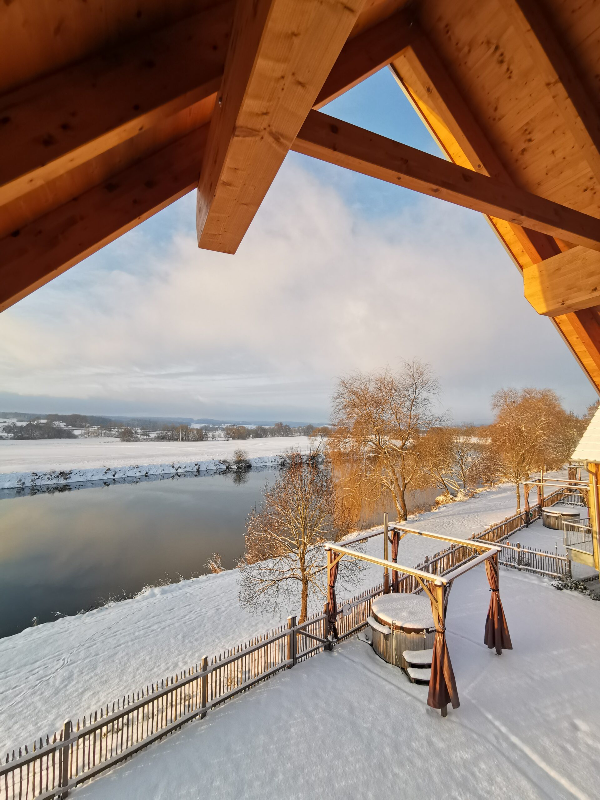 Uitzicht op winters landschap in de zonsondergang bei Ferienhof Dirnberger in Beieren