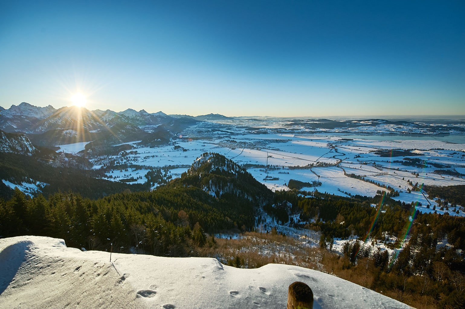 Briljant winterlandschap met veel sneeuw in de Allgäuer Hörnerdörfer