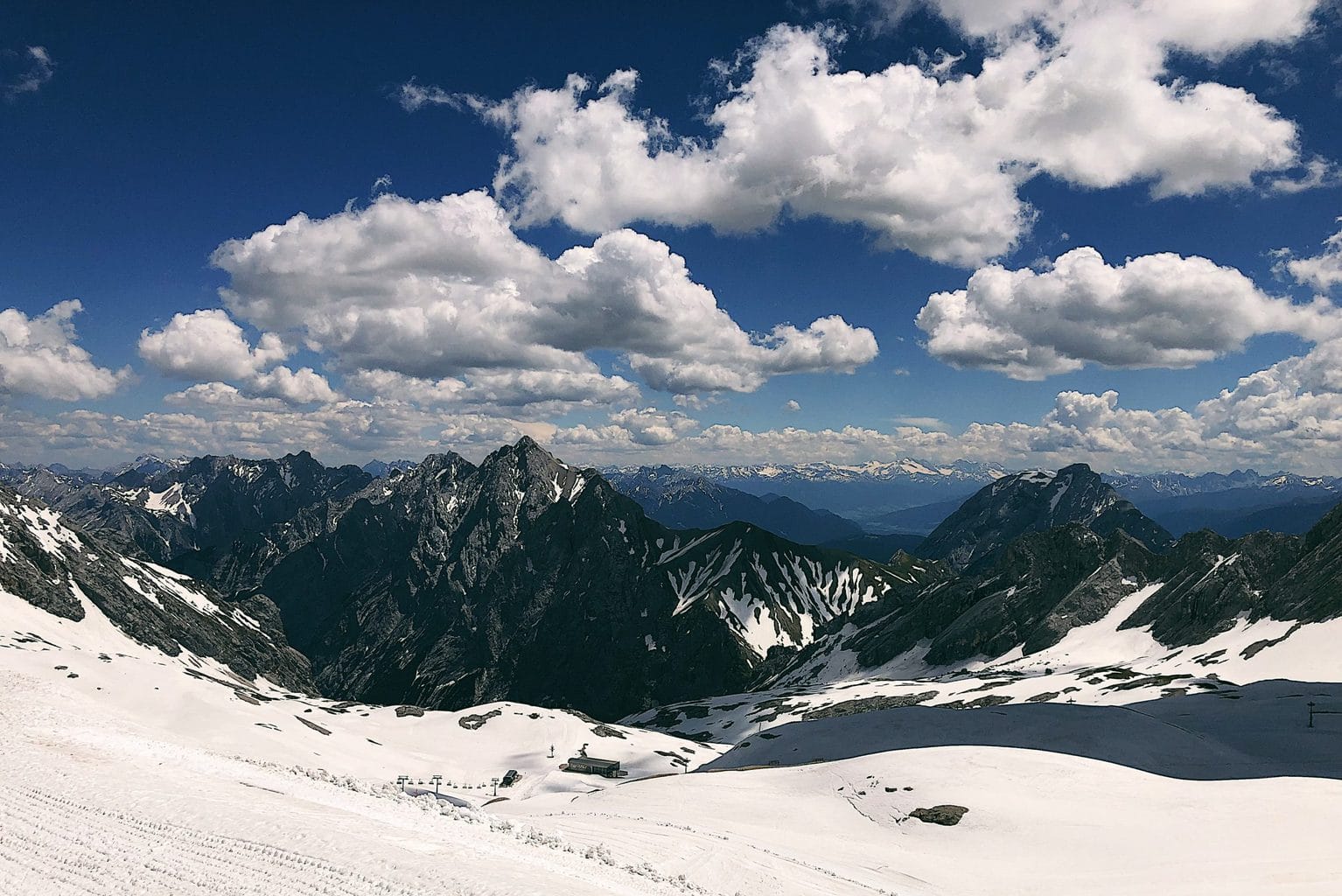 In de Alpen bij Garmisch Partenkirchen kun je skieën ondanks corona