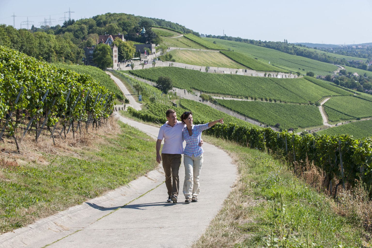Een stel wandelt door de wijnbergen in Franken