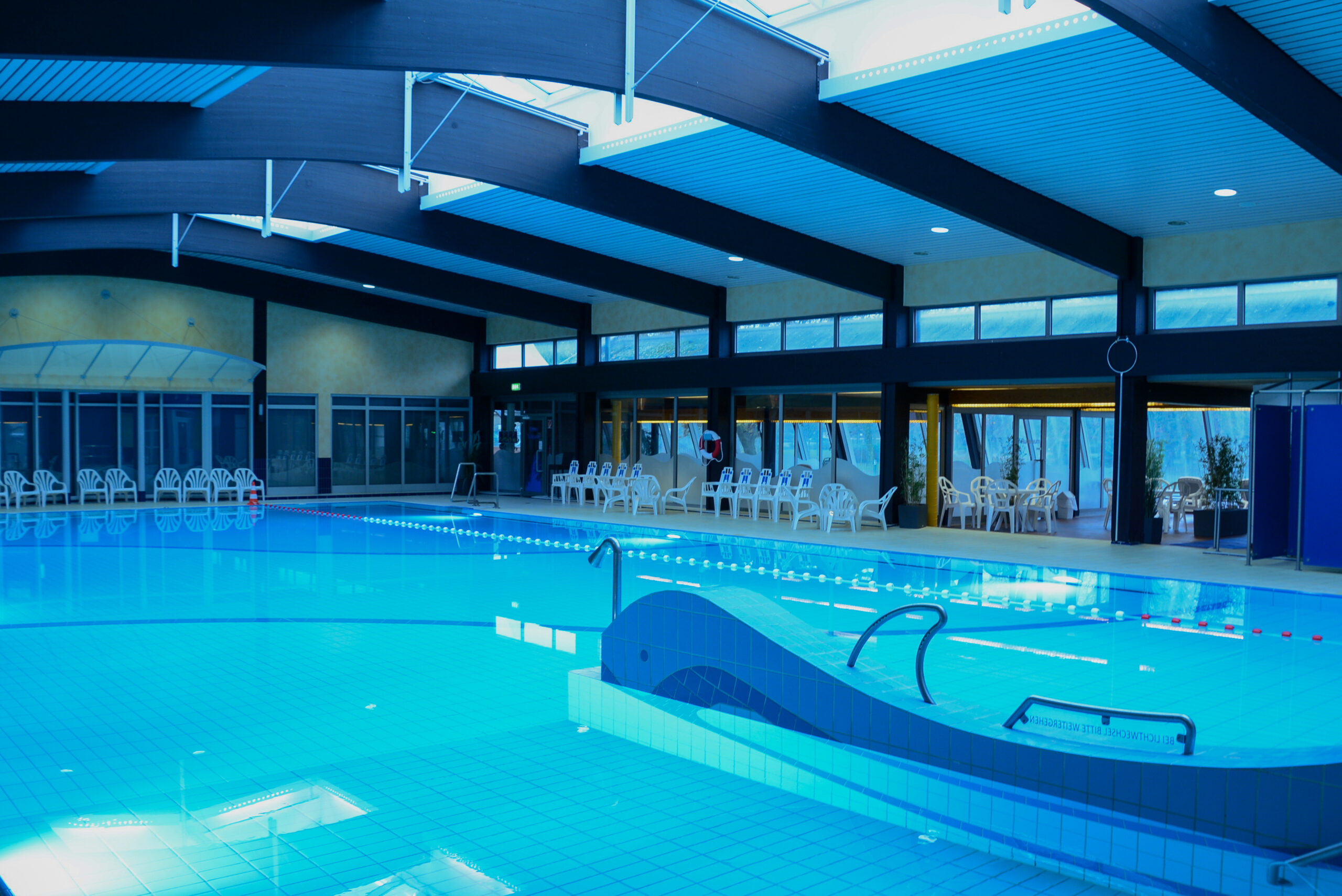 Het zwembad van het Badewerk in Neuharlingersiel is ideaal voor Wellness aan de Duitse Noordzeekust