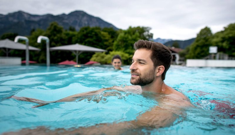 Wellness voor mannen in een zwembad in de bergen bij Bad Reichenhall