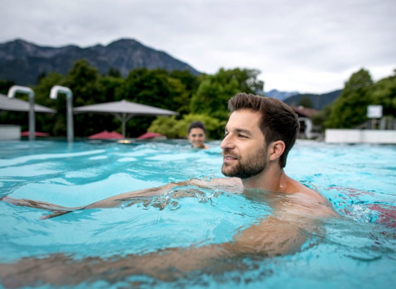 Wellness voor mannen in een zwembad in de bergen bij Bad Reichenhall