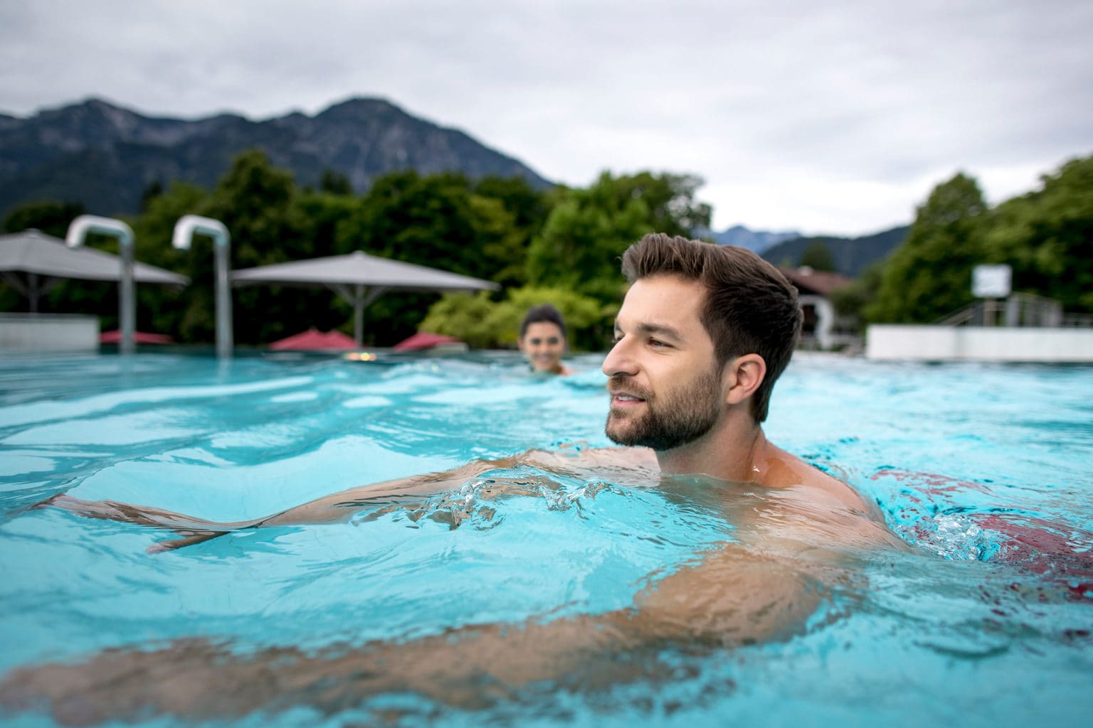 Wellness voor mannen in een zwembad in de bergen bij Bad Reichenhall