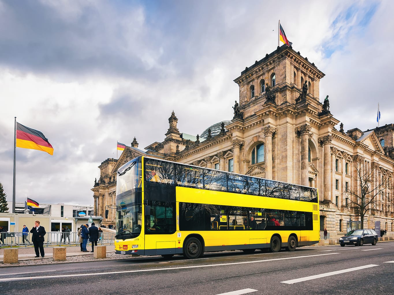 Dubbeldekkerbus van lijn 100 voor de Reichstag in Berlijn
