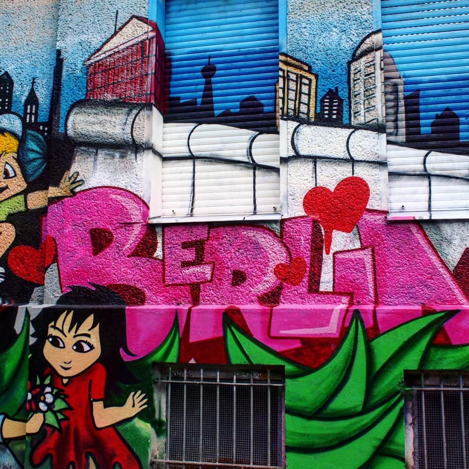 De Duitse streetart-scene is niet zoals velen denken in Berlijn begonnen, maar in München. Ook al heeft de hoofdstad de show van München allang gestolen… 🤷‍♂️ #berlijn #berlinliebe #streetart #stedentrip #reistips #reisplannen #mooiestad #metropool #hoofdstad #alternatief #duitsland #vakantie #wegdromen #plannenmaken #stadswandeling #urbanart
