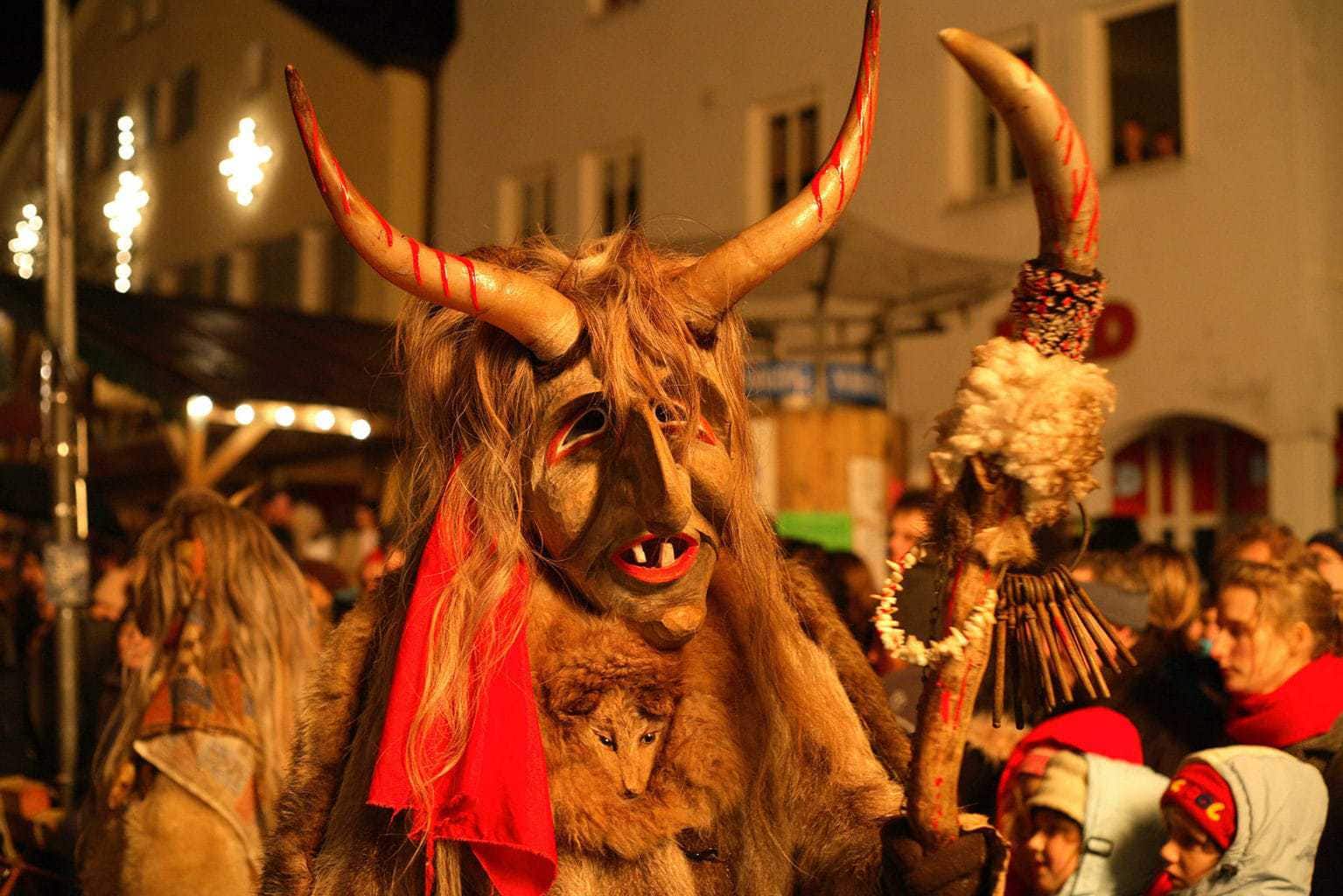 Een gemaskerde demon tijdens de Rauhnächte in het Beierse woud