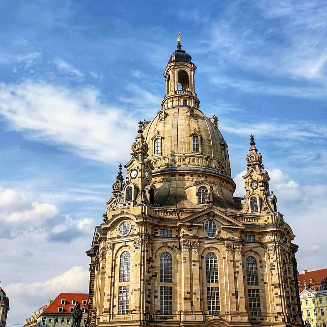 Dresden viert in 2020 net als vele andere steden de 250e verjaardag van Ludwig van Beethoven. In 1796 verbleef hij aan de Elbe om hier zijn virtuositeit aan het Saksische hof voor te stellen.
Later zette hij de tekst van ‘Ode an die Freude’, die Friedrich Schiller in Dresden had voltooid, in zijn 9e Symfonie op muziek. Diverse cultuurinstellingen en kerken (ook de barokke Frauenkirche) in Dresden eren de meester met talrijke concerten en uitvoeringen van zijn eigene opera ‘Fidelio’.
Ga naar onze website om meer over deze prachtige stad te ervaren (link vind je in de bio!). #frauenkirche #dresden #stedentrip #oostduitsland #duitsland #reizen #uitje #heerlijkweer #vakantie #beethovenjaar #ludwigvanbeethoven #odeandiefreude #fidelio #mooiegebouwen #barok #altstadt #concerten #opera #cultuur