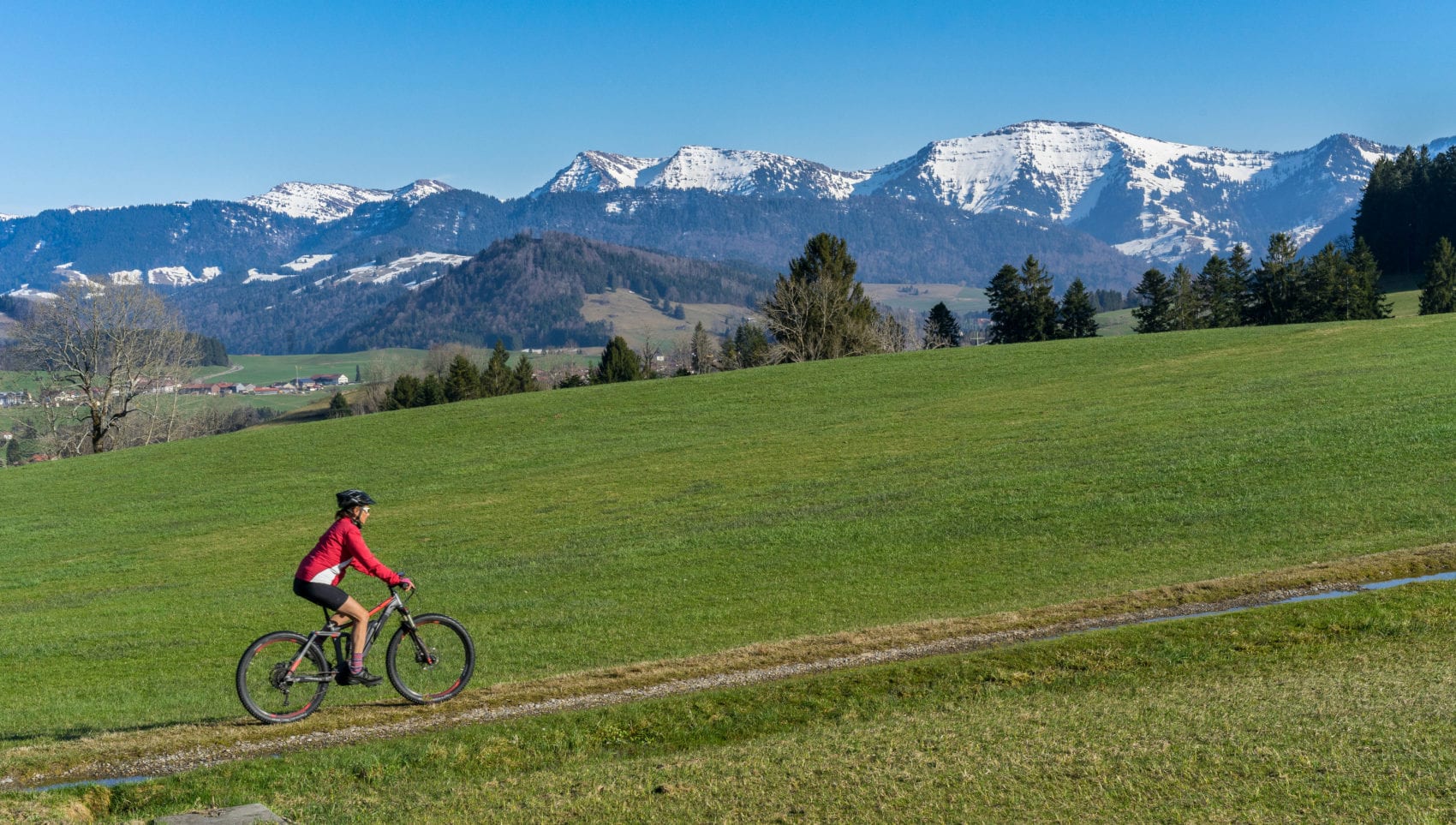 Een mountainbiker in Duitsland klimt naar een bergtop in de buurt van Oberstdorf
