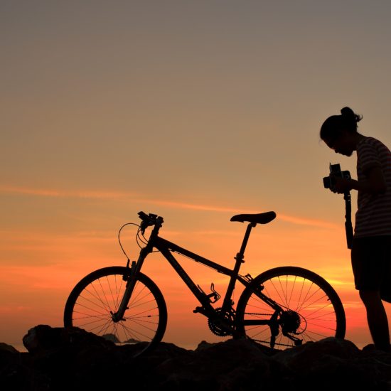 Een eenzamer fietser met een kamera tijdens zo zonsopgang in de Lausitz