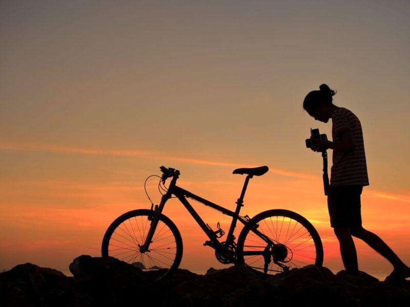 Een eenzamer fietser met een kamera tijdens zo zonsopgang in de Lausitz