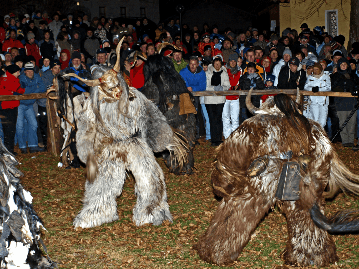 Een dans van demonen tijdens de Rauhnächte in het Beierse woud