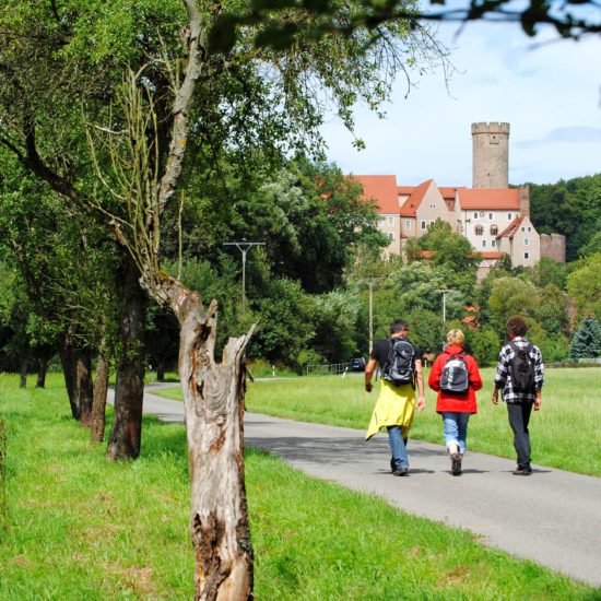 Wandelaars op weg nach burcht Gnandstein in Saksen bij Leipzig