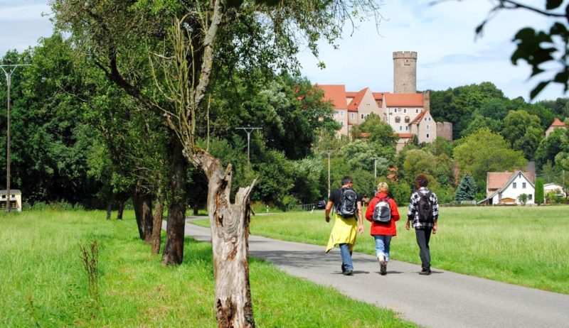 Wandelaars op weg nach burcht Gnandstein in Saksen bij Leipzig