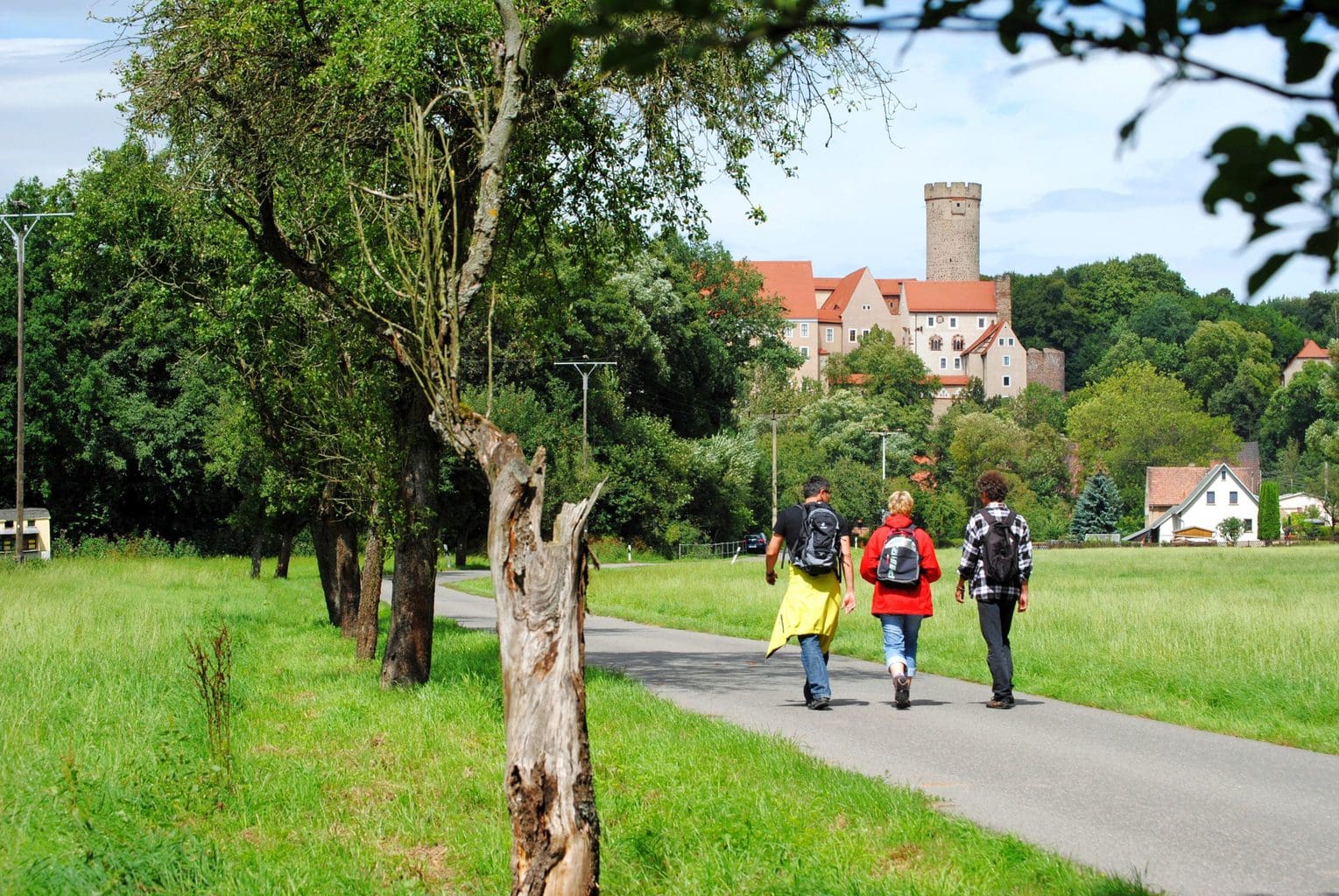 Wandelaars op weg nach burcht Gnandstein in Saksen bij Leipzig