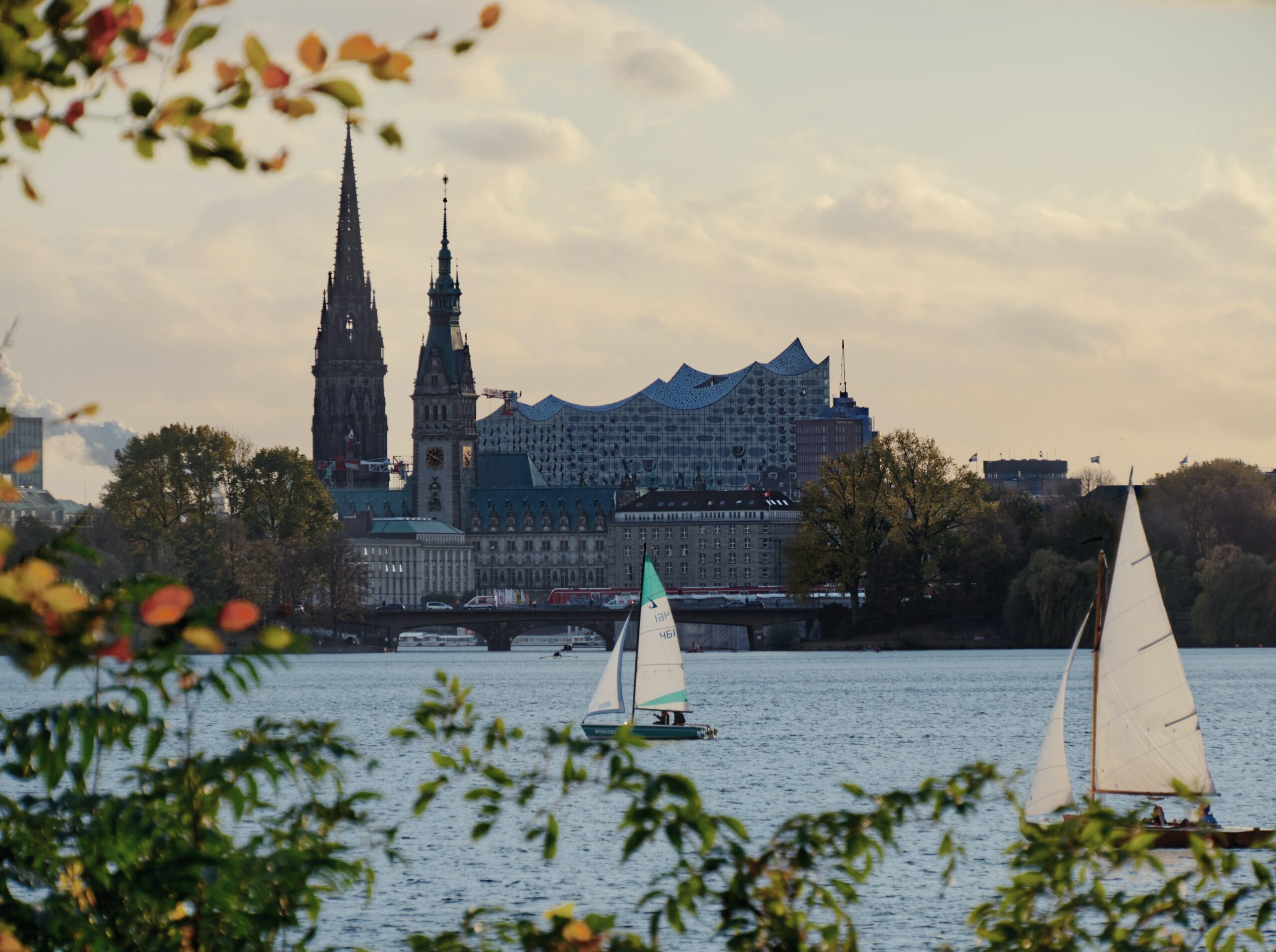 De Binnenalster in Hamburg met op de achtergrond der Elbphilharmonie