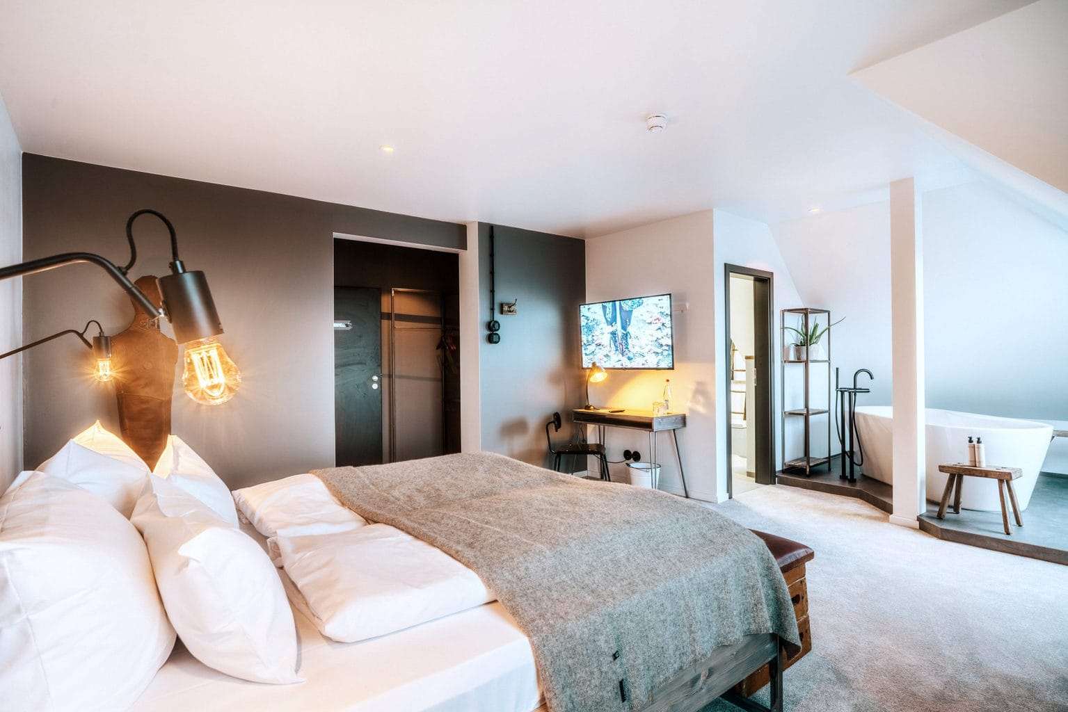 Luxe kamer met bed in boetiekhotel Hearts in Braunlage in de Harz