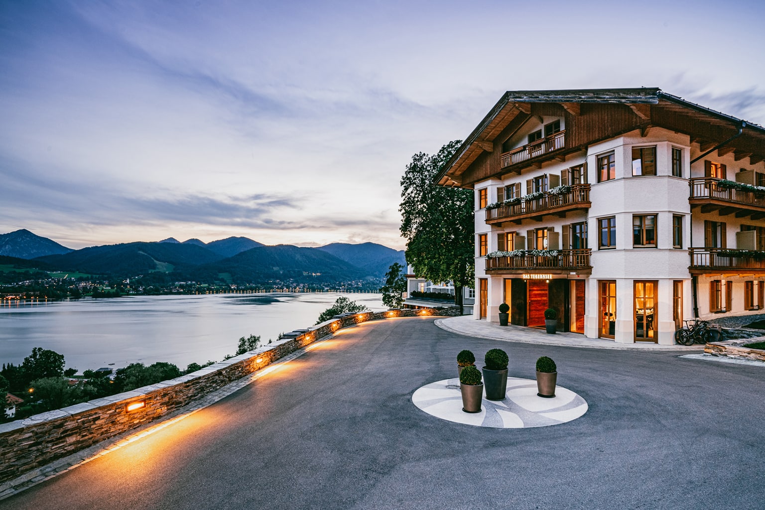 Hotel Das Tegernsee in Beieren met uitzicht op meer en bergen