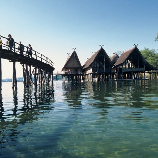 De huizen in het Pfahlbaumuseum in Unteruhldingen aan de Bodensee zijn via steegjes met elkaar verbonden