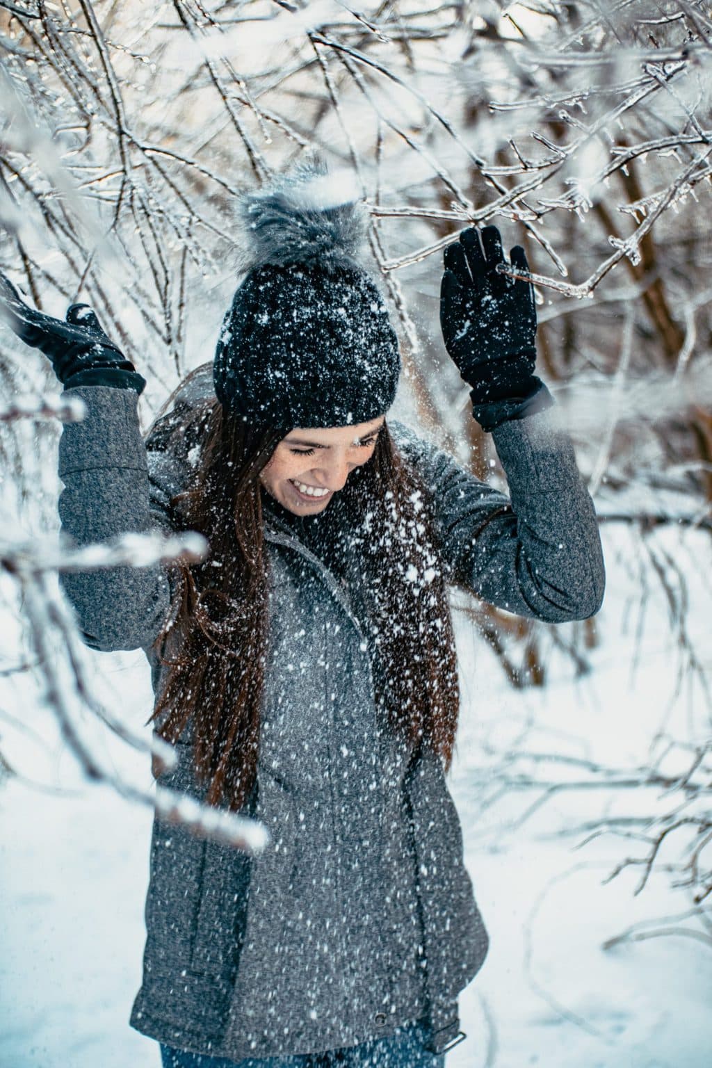 Een vrouw geniet van de sneeuw en de winter in het zuiden van Duitsland