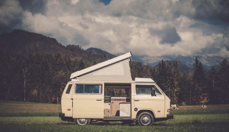 Campervan met uitgeklapt dak voor de bergen