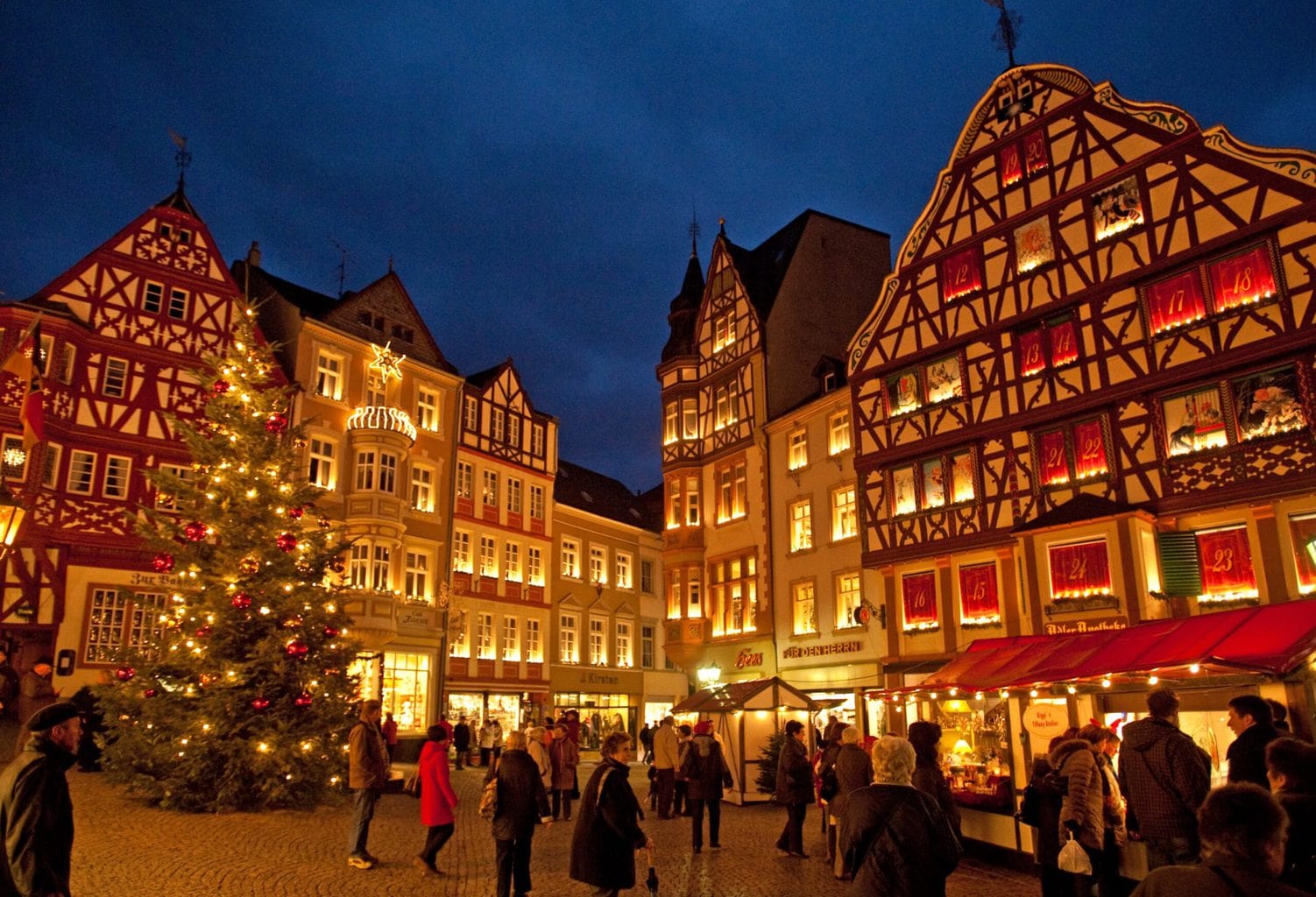 Kerstmarkt in Bernkastel aan de Moezel in het Duitse Rijnland-Palts