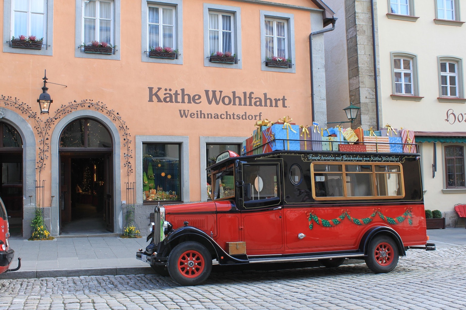 Een kerstauto bezorgd cadeaus in Rothenburg ob der Tauber