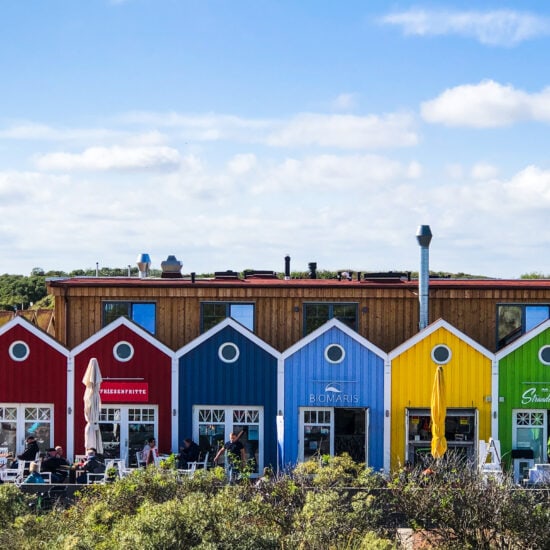 Kleurrijke strandhuizjes op het Duitse eiland Langeoog