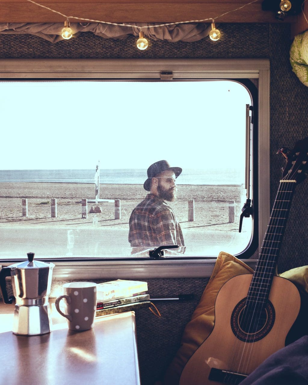 Koffietafel en gitaar vanuit een campervan opgenomen