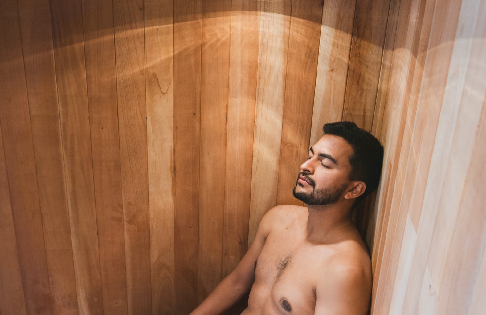 Een man ontspant in een Duitse sauna