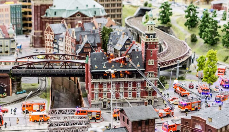 De brandweer in pretpark Miniatur Wunderland in Hamburg