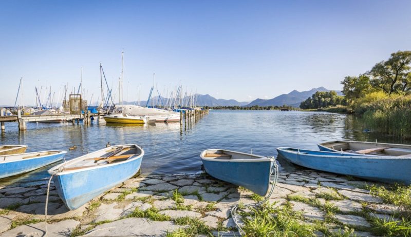 Visersboten aan de oevers an de Chiemsee met op de achtergrond de bergen