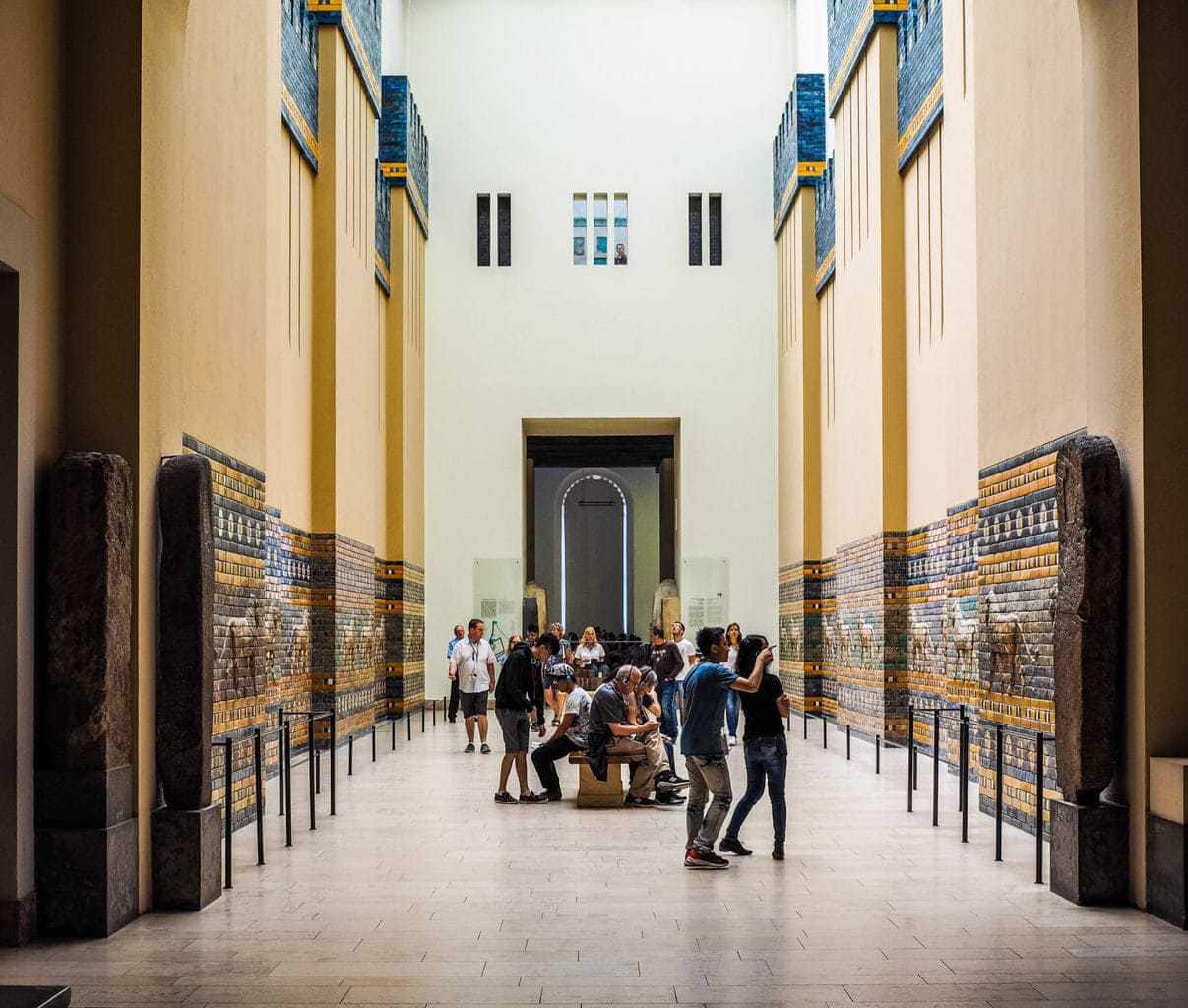Het Pergamonmuseum in Berlin van binnen met mensen