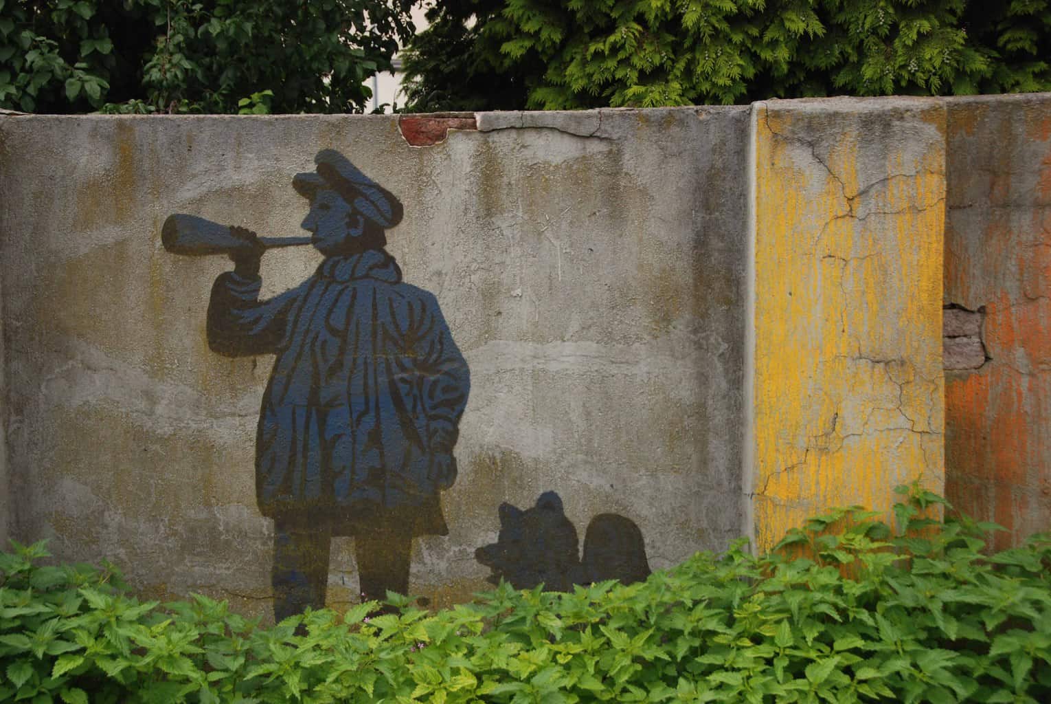 Street Art op een muur met een man en een hond