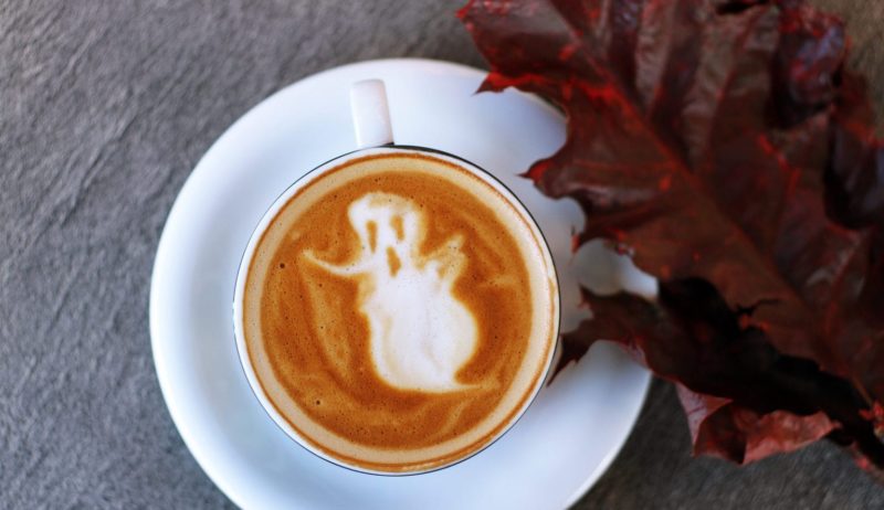 Een spook in een soep - teken dat Halloween in Duitsland nadert