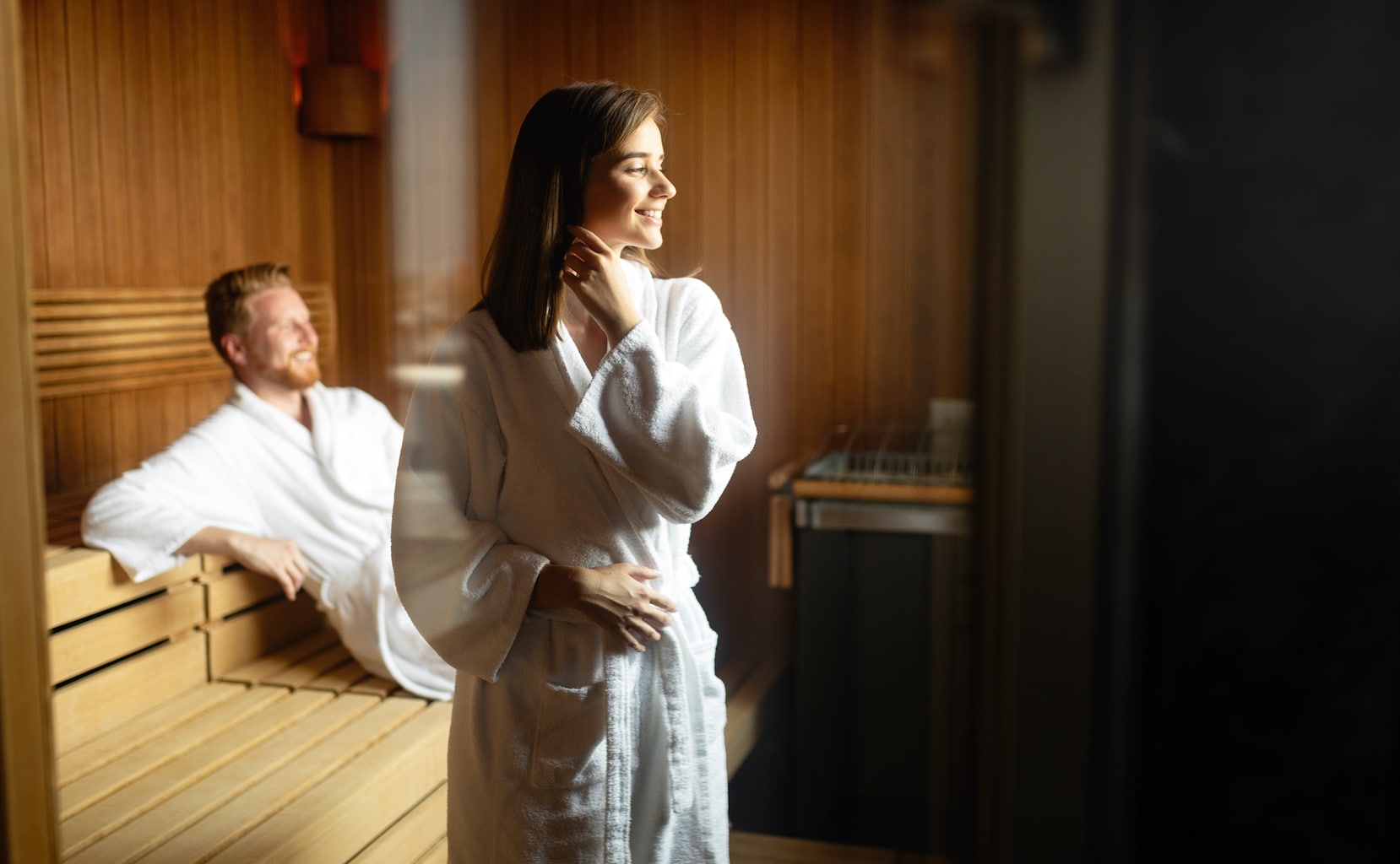 Een stel vermaakt zich in een Duitse sauna keurig gekleed in badjassen