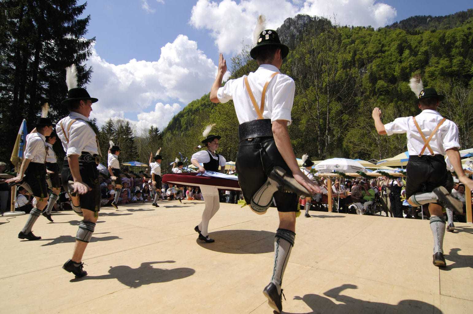 Traditionele meidans in Beieren met mannen in trachten