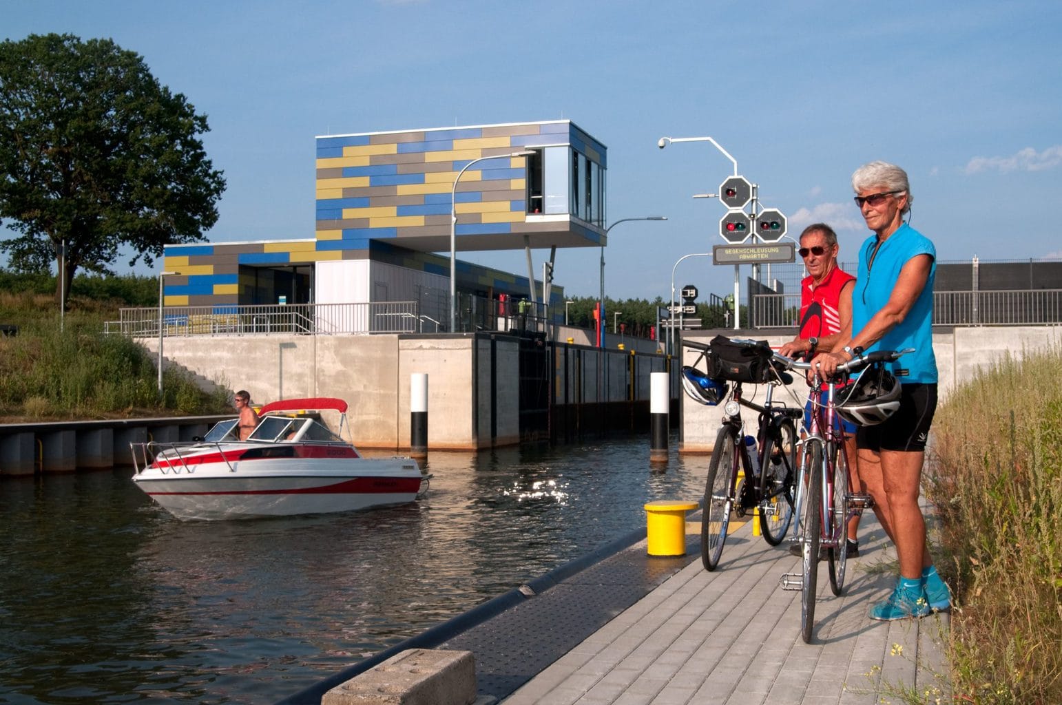 Twee fietsers wachten voor een sluis in de Lausitz