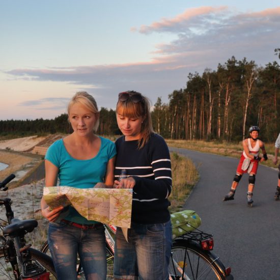 Twee miesjes kijken op een landkaart naar de weg in het Lausitzer Merenland