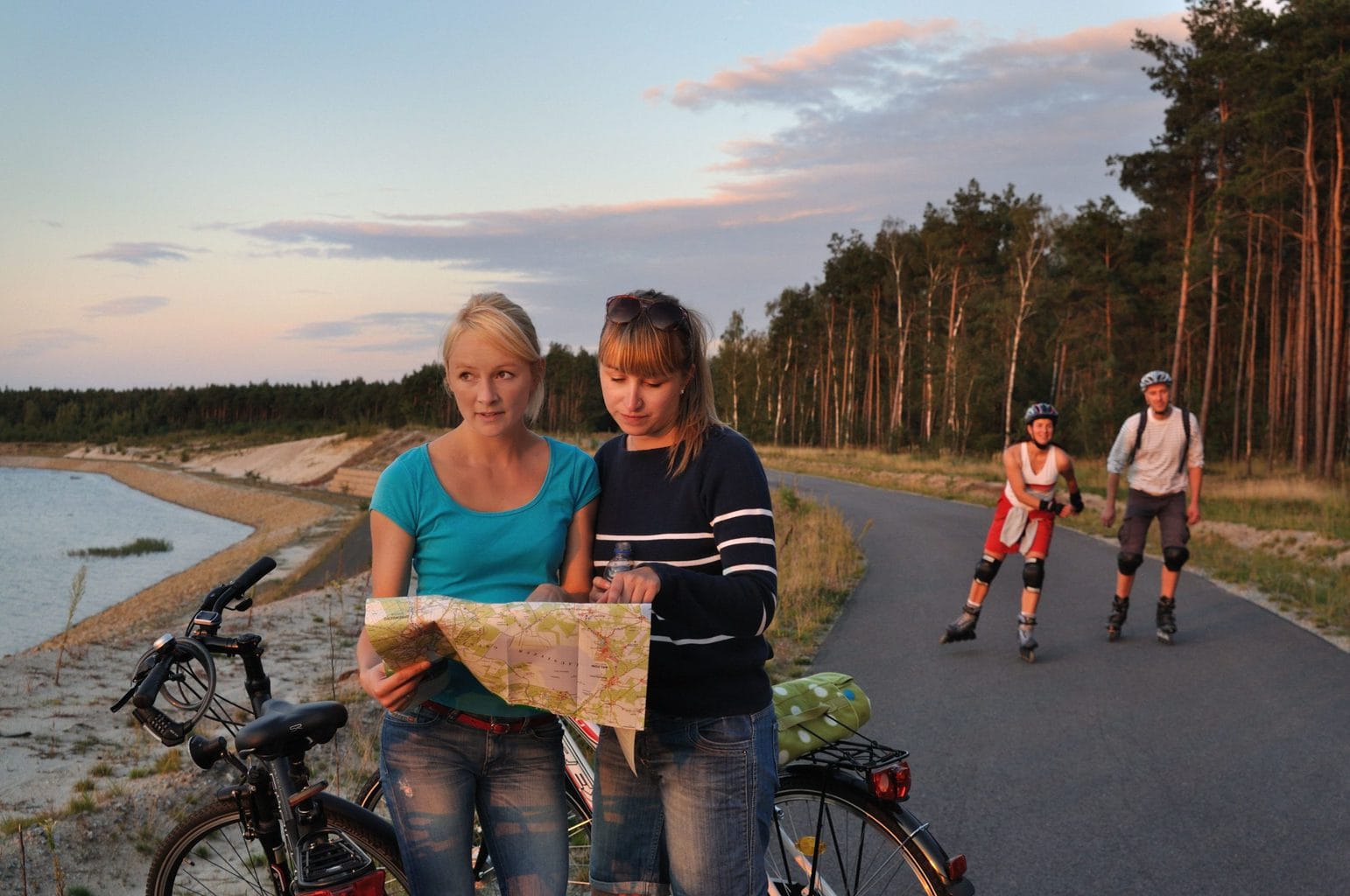 Twee miesjes kijken op een landkaart naar de weg in het Lausitzer Merenland