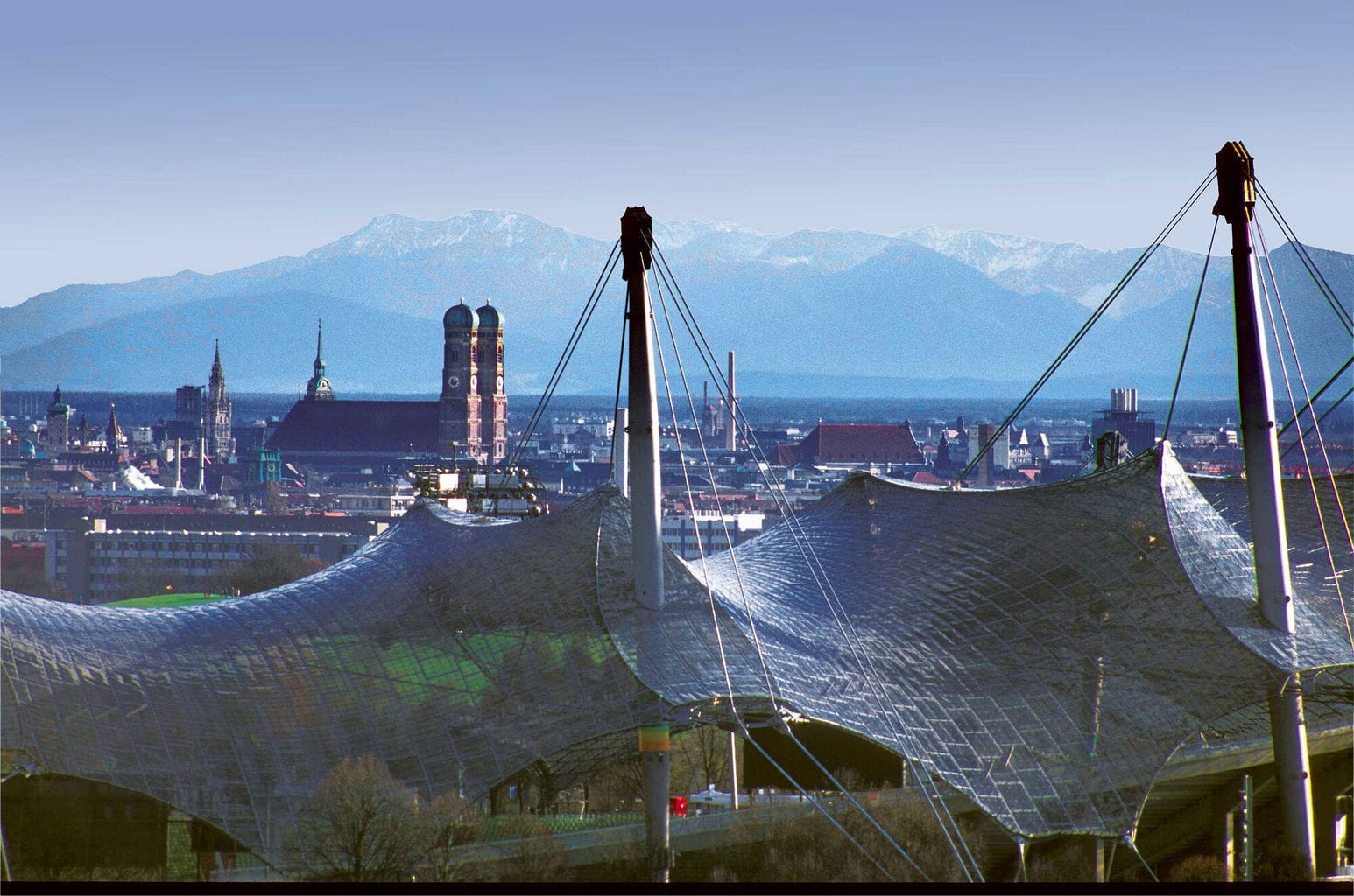 Het dak van het Olympisch stadion in München voor de Alpen